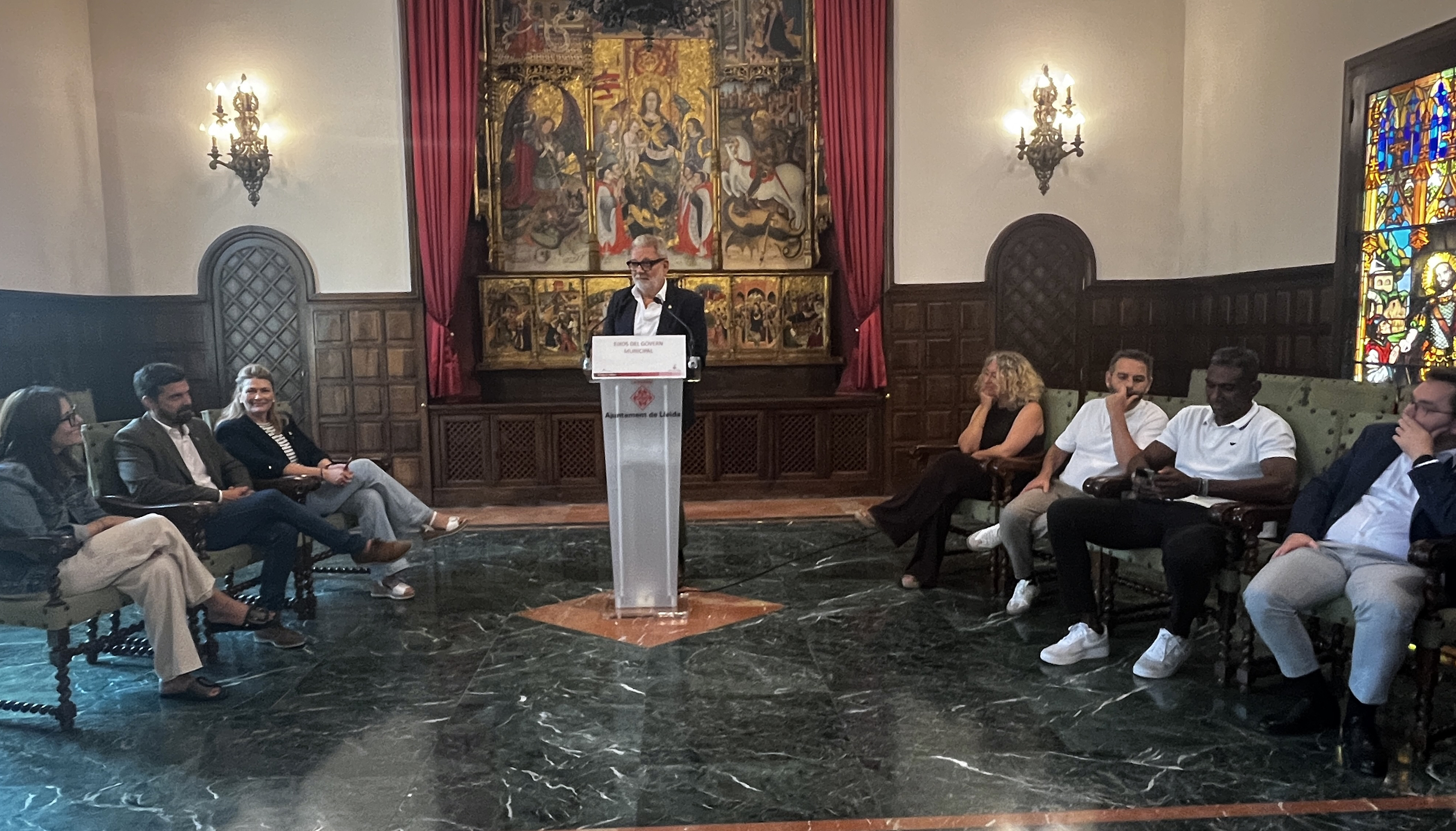 L'alcalde Larrosa, acompanyat dels membres del seu equip de govern, ha comparegut aquest divendres en roda de premsa per exposar els principals eixos d’actuació del govern municipal per als próxims mesos.