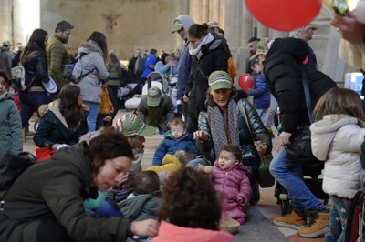 Les famílies han realitzat nombrosos tallers i activitats durant tot el matí.