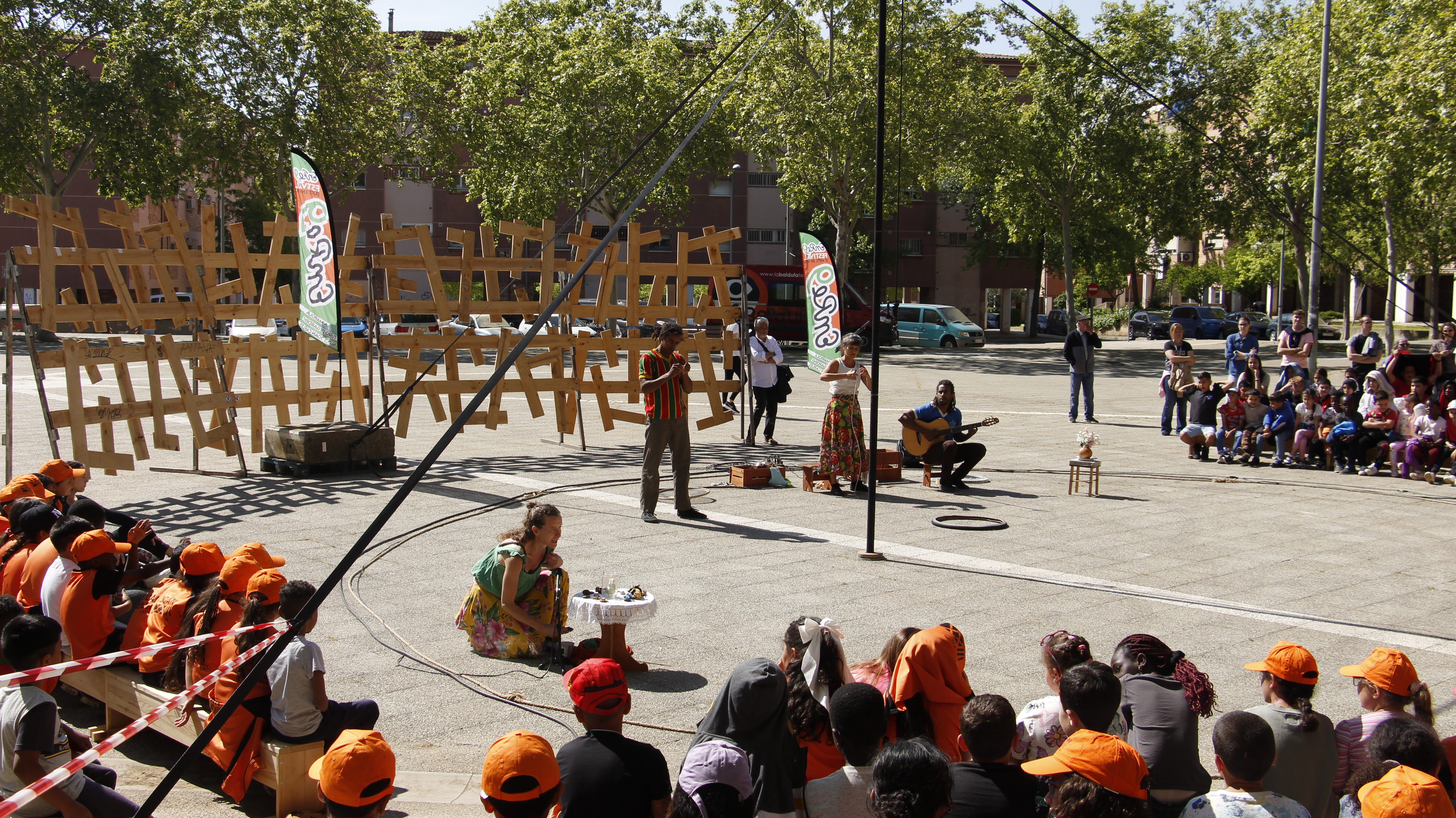 Tast de circ avui, amb l'Enre9, festival d'arts en viu que tindrà lloc del 14 al 18 de maig a La Mariola, el Turó de Gardeny i els Blocs Joan Carles.