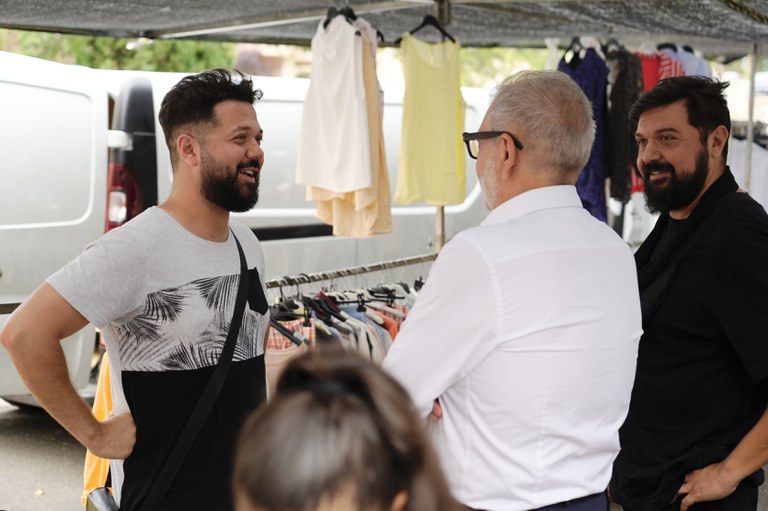 Un altre moment de conversa de l'alcalde amb els paradistes del mercat de Camp d'Esports.