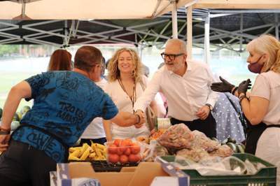 L'alcalde Larrosa i les regidores Moron i Bosch saluden els paradistes de la zona de fruita..