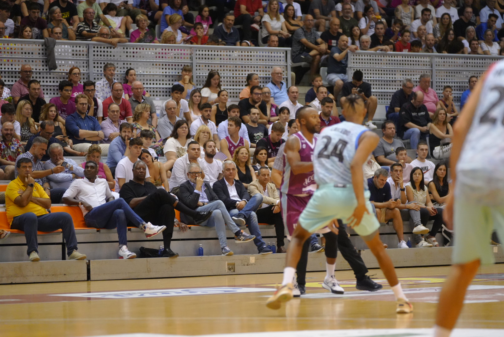 L'alcalde de Lleida, Fèlix Larrosa, ha assistit al partit que dona inici a la pretemporada de l'ICG Força Lleida