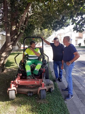 El president de l'EMD de Sucs, Guillem Boneu, ha visitat les tasques de neteja del Barri a Barri que es fan en aquest nucli..
