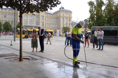 La neteja d'embornals és una de les tasques que es duen a terme.