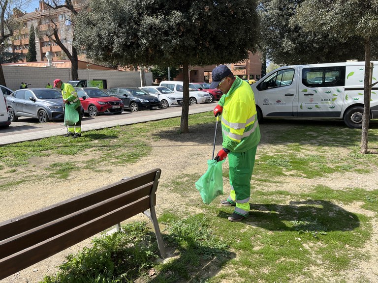 Operaris realitzant tasques del Barri a Barri (imatge d'arxiu)