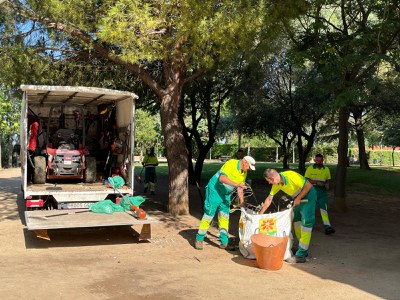 Un grup d'operaris fent tasques des desbrossament..