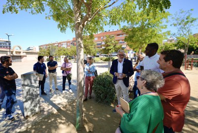 L'alcalde, Fèlix Larrosa, amb els regidors Pilar Bosch i Jackson Quiñónez, i la presidenta de l'AV de la Bordeta, Ma.  Carmen Guerrero, en la visita ….