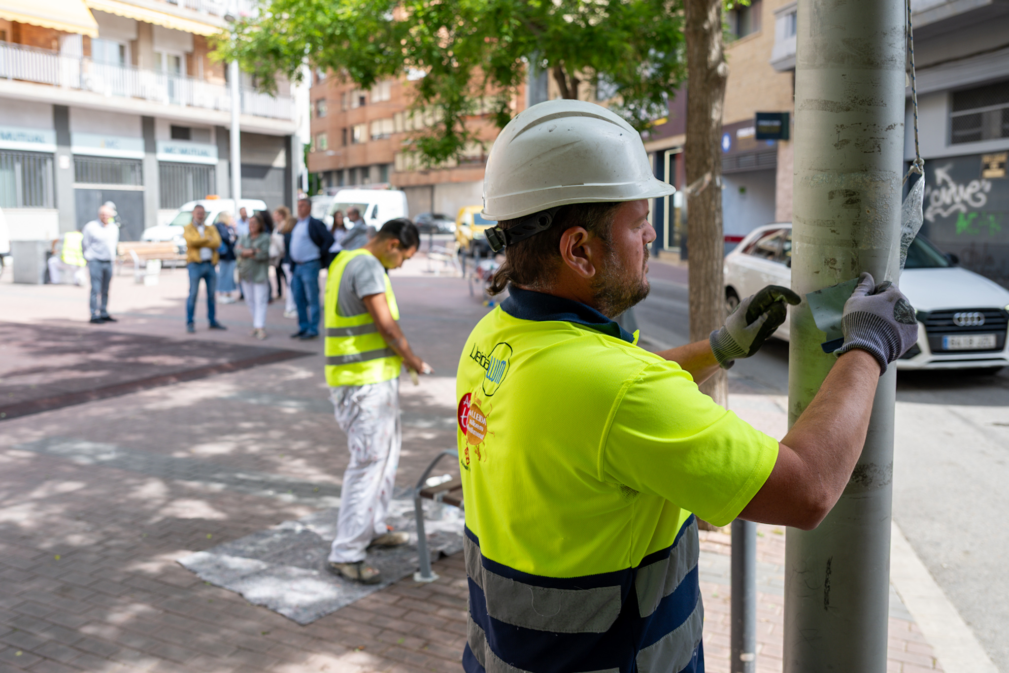 Operaris de Lleida Llum netejant un fanal