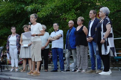 Les professores de l’INS Torre Vicens Ascen Ibáñez i Esther Pintó van ser les encarregades del pregó d’enguany, que es va fer el dijous..