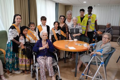 Les pubilles i hereu van visitar el divendres les persones usuàries de les residències del barri de Balàfia..