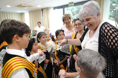 Carme Valls va acompanyar les pubilles i hereu en la visita a les residències del barri, en el marc de la festa major de Balàfia..