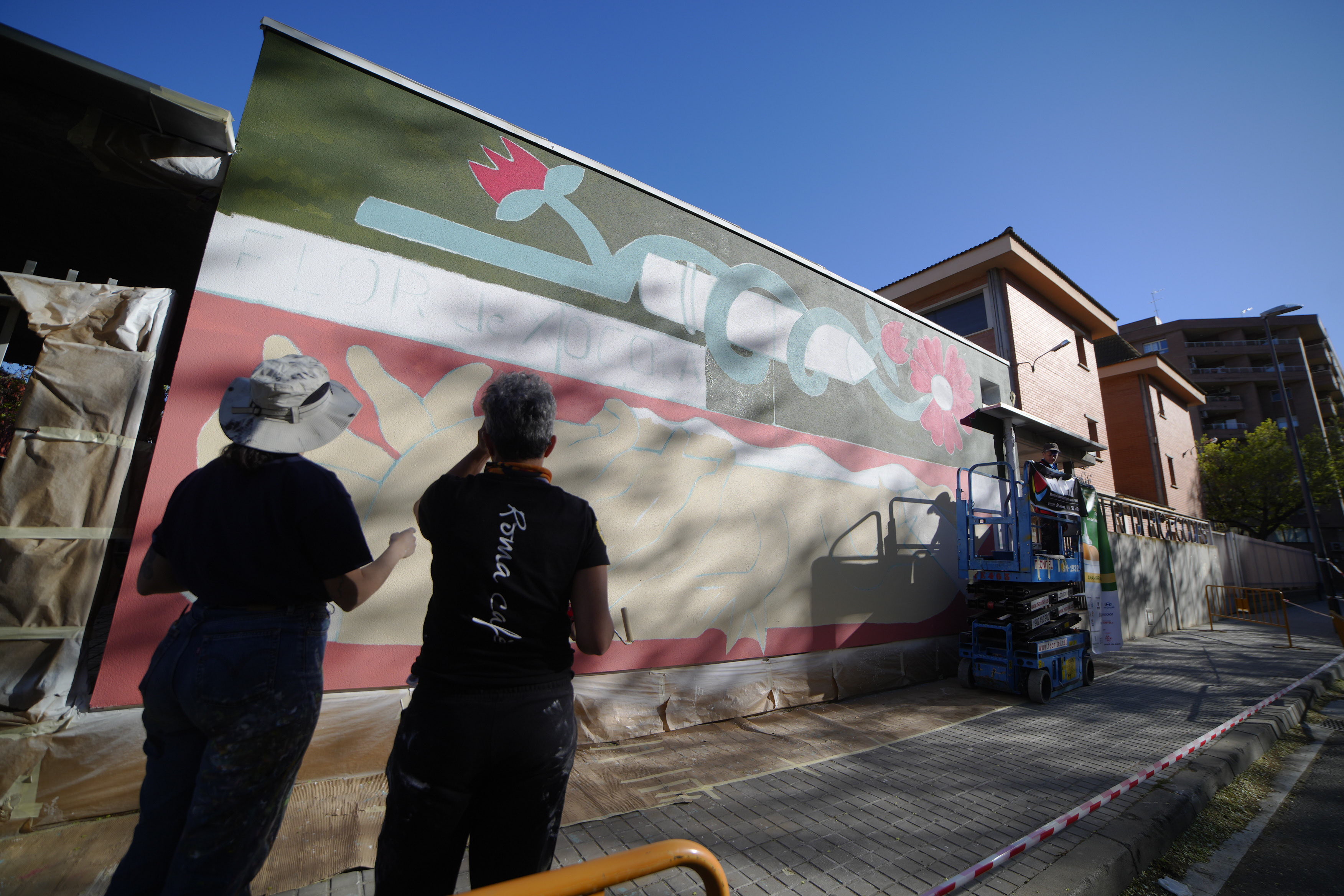 Intervenció mural d’AMAIA ARRAZOLA als 4 mòduls de la façana de l’Escola Frederic Godàs (a l’Av. Doctora Castells, 29-31)