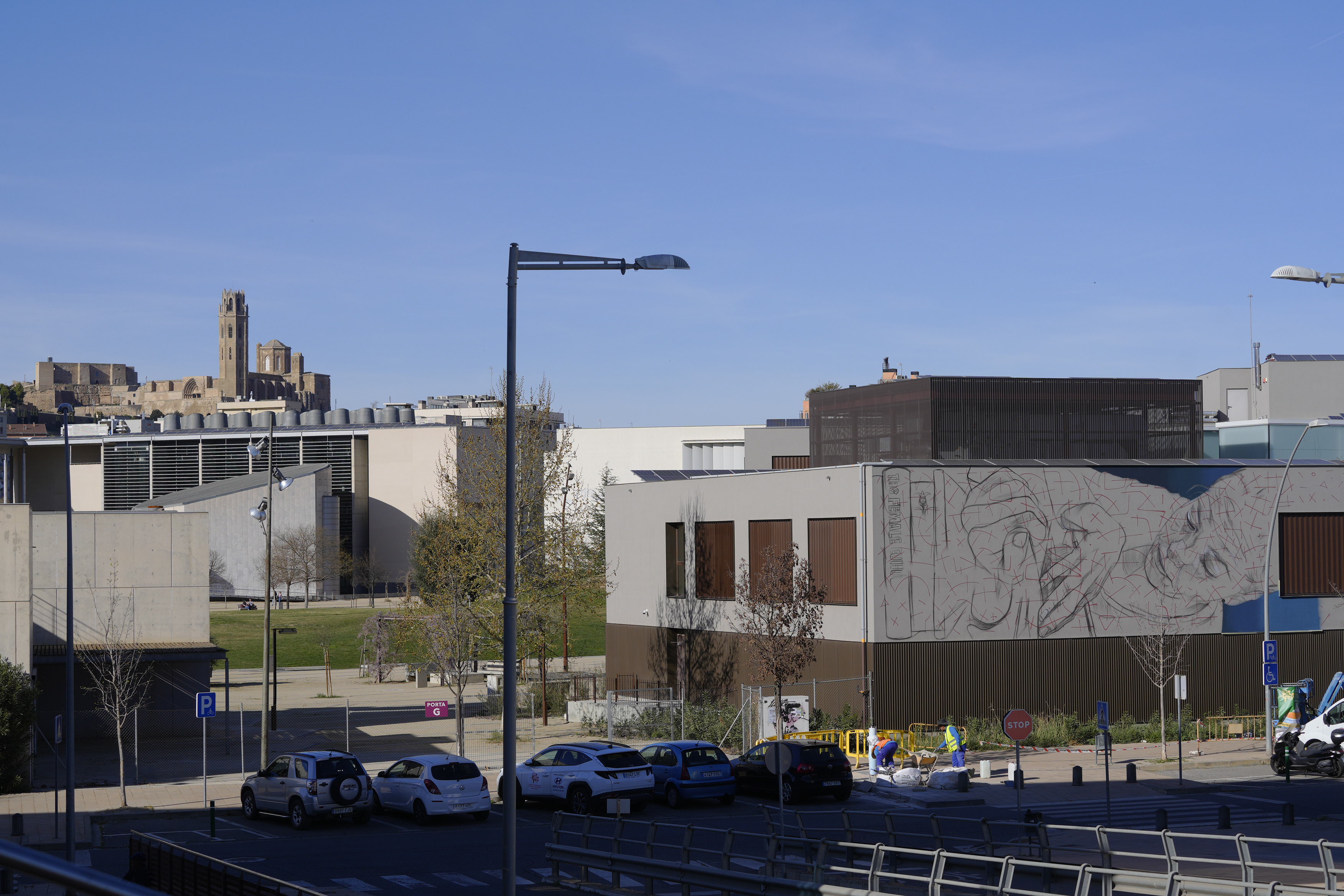 Intervenció mural de SABOTAJE AL MONTAJE a la façana de l’edifici Polivalent 2 del Campus de Cappont de la Universitat de Lleida, ubicat al Carrer de Pere de Cabrera, 5
