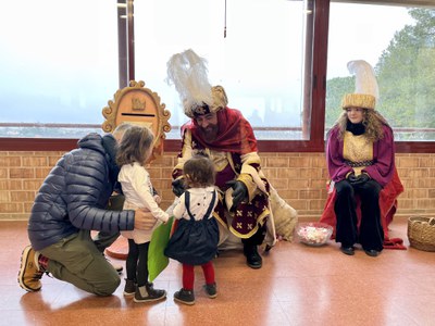 El Gran Camarlenc ha ajudat a llençar les cartes a la bústia reial als més petits.