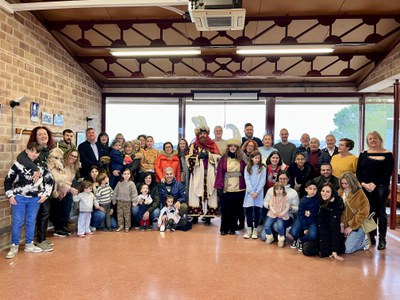 Veïns i veïnes de la Partida Butsènit amb el Gran Camarlenc al seu local social.