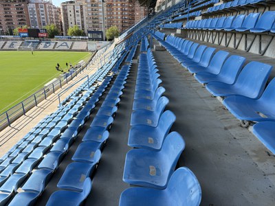 Vista de la graderia de la tribuna, després de la neteja que s'hi ha fet.