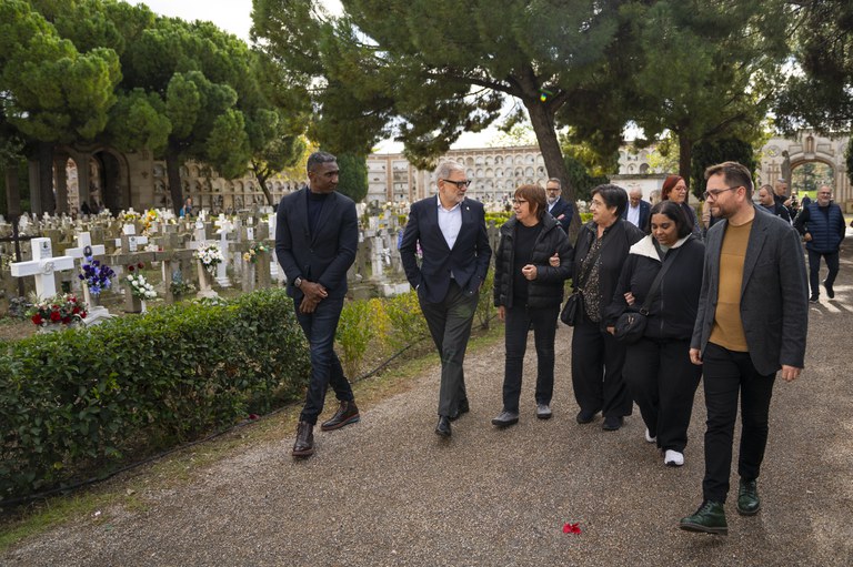 Un moment de la visita d'avui al cementiri