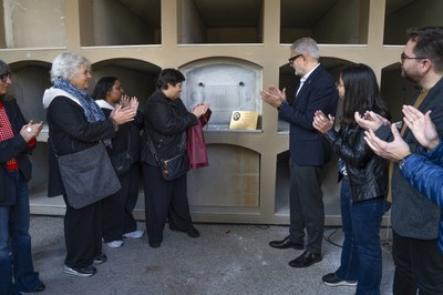 La tomba de Vives compta amb la làpida original, que ha estat restaurada.