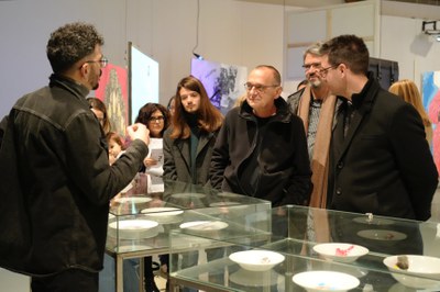 Miquel Pueyo, Toni Postius i Albert Turull; visiten les exposicions acompanyats pel nou director de La Panera, Christian Alonso.
