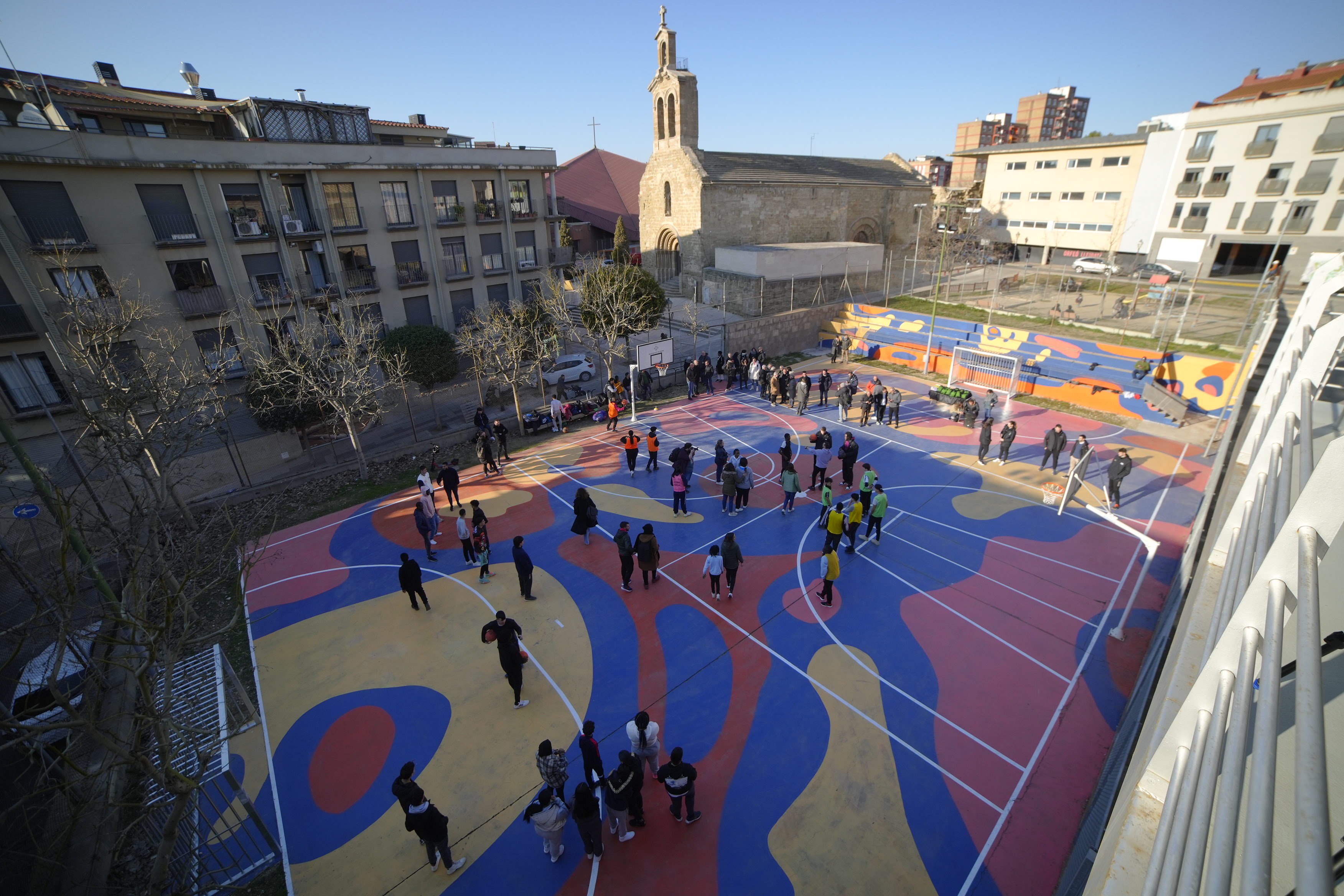 L’acte ha comptat amb la participació d’alguns jugadors de l’ICG Força Lleida i jugadores del CB Lleida que han estrenat la pista poliesportiva juntament amb joves dels grups de Joventut i d’Educadors/es Entorn