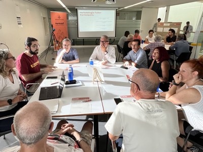 L'alcalde Larrosa també s'ha sumat a una de les taules.