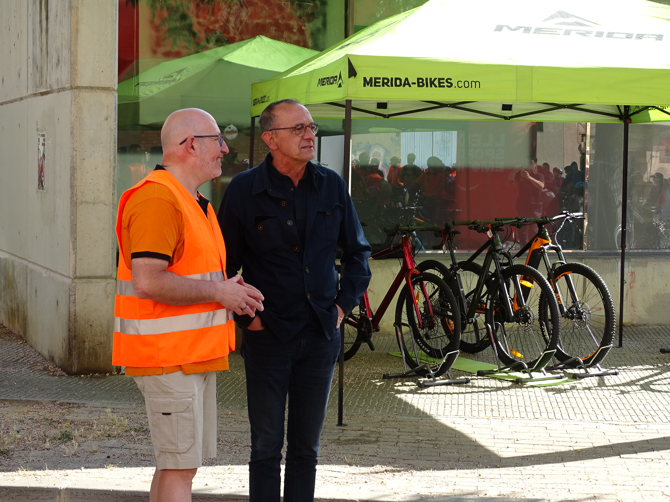 L'alcalde, Miquel Pueyo, amb el president del Club Ciclista Terraferma, Arturo Santiveri