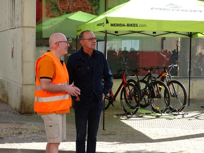L'alcalde, Miquel Pueyo, amb el president del Club Ciclista Terraferma, Arturo Santiveri.