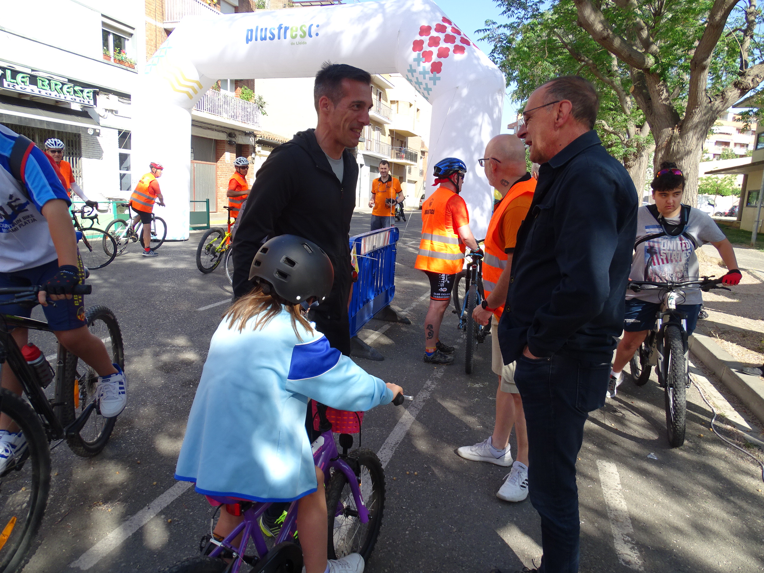 Miquel Pueyo saluda a uns participants de la Pedalada Popular Terraferma