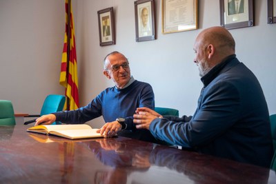 En finalitzar l’acte de lliurament dels premis, l’alcalde Miquel Pueyo ha estat convidat a signar en el Llibre d’Honor del Club Tennis Urgell.