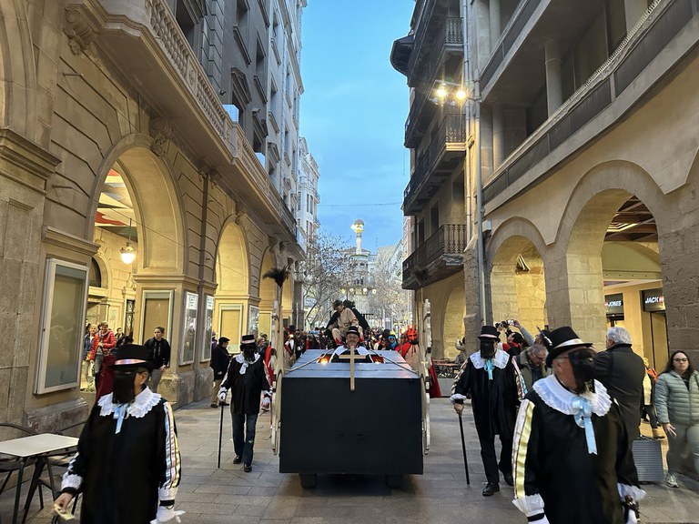 La gran festa de les disfresses i la disbauxa s'ha acomiadat aquest dimecres amb la celebració de la Vetlla de les despulles de Pau Pi l'Enterrament de la Sardina