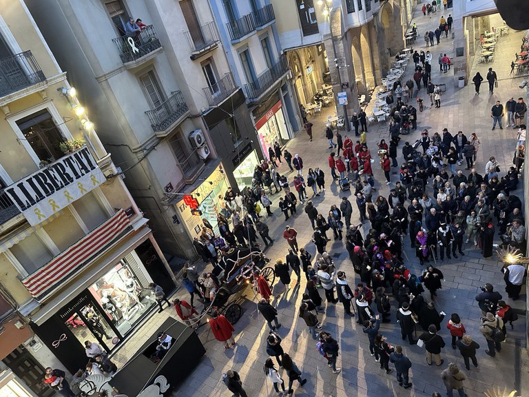 El seguici fúnebre de l'Enterrament de la Sardina ha arribat a la plaça Paeria