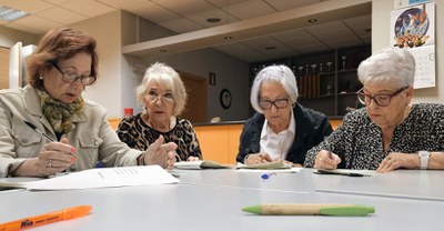 En acabar el recorregut amb el bus, els i les participants del taller han escrit la seva avaluació..