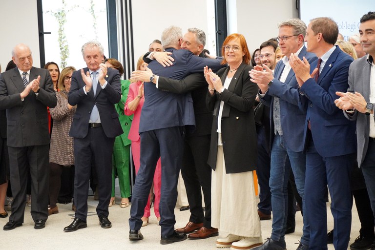 El paer en cap, Fèlix Larrosa, ha felicitat el president del Col·legi de Metges de Lleida, Ramon Mur, en un dia tan especial com el d'avui, en què s'ha estrenat la nova seu del col·legi.