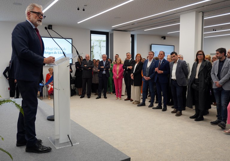 El paer en cap, Fèlix Larrosa, ha assistit a l'acte d'obertura de la nova seu del Col·legi Oficial de Metges de Lleida.