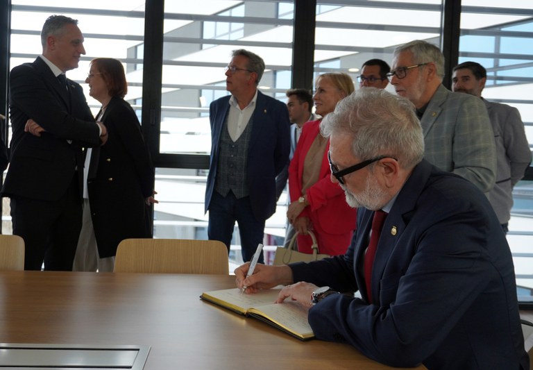 L'alcalde Larrosa ha signat en el Llibre d'Honor del Col·legi de Metges de Lleida.