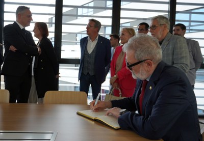 L'alcalde Larrosa ha signat en el Llibre d'Honor del Col·legi de Metges de Lleida..