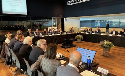 Inici de la reunió del CES, amb el paer en cap, Fèlix Larrosa, i la presidenta del consell Yasmina Vilagrasa..