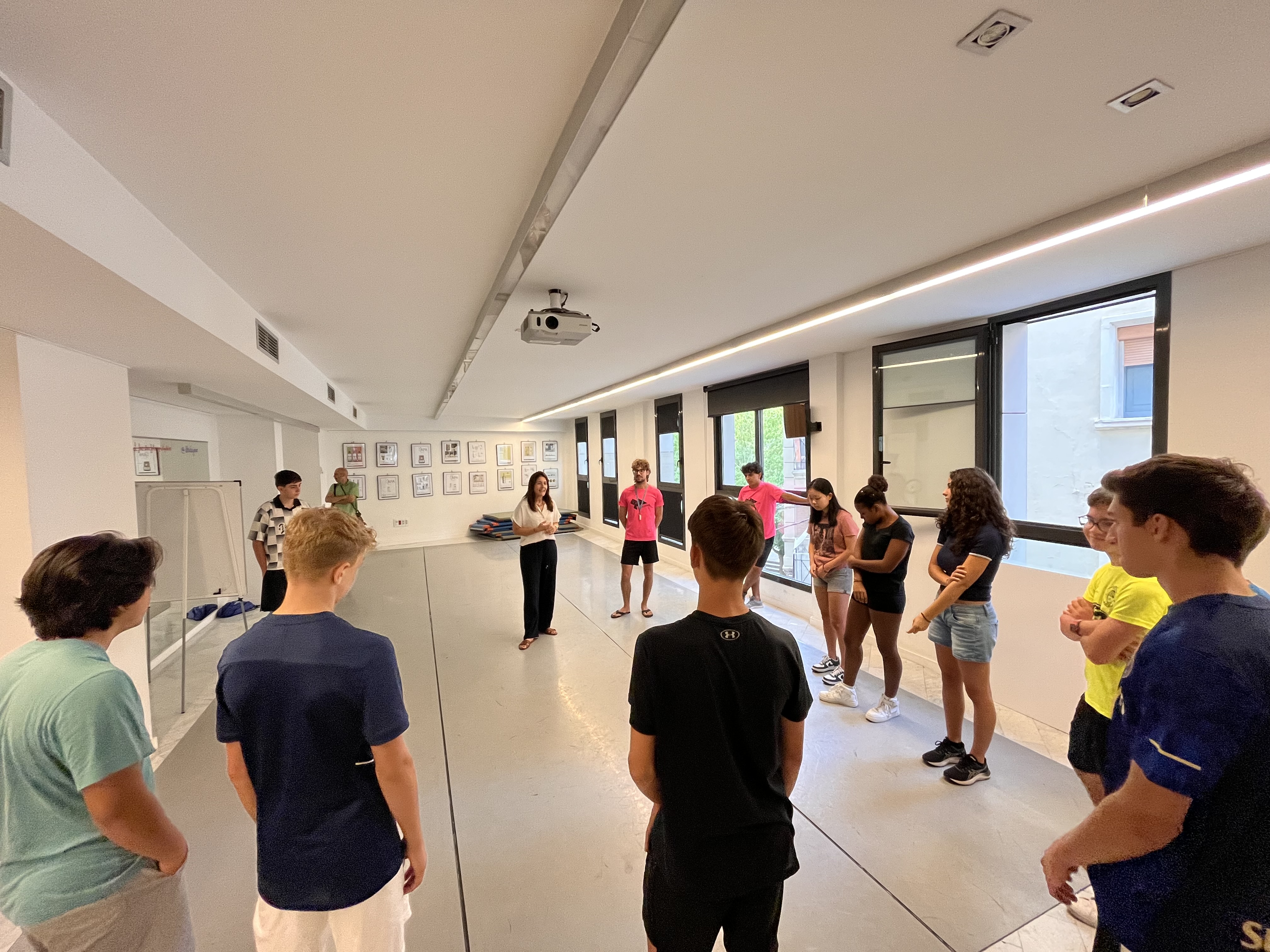 L'alcaldessa accidental, Cristina Morón, dona la benvinguda al jovent