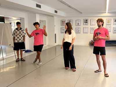 L'alcaldessa accidental, Cristina Morón, amb els monitors de la formació.