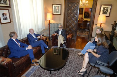 El subdelegat del govern central a Lleida, Jose Crespin, i les tinents d'alcalde, Begoña Iglesias i Cristina Moron, han assistit a la trobada..