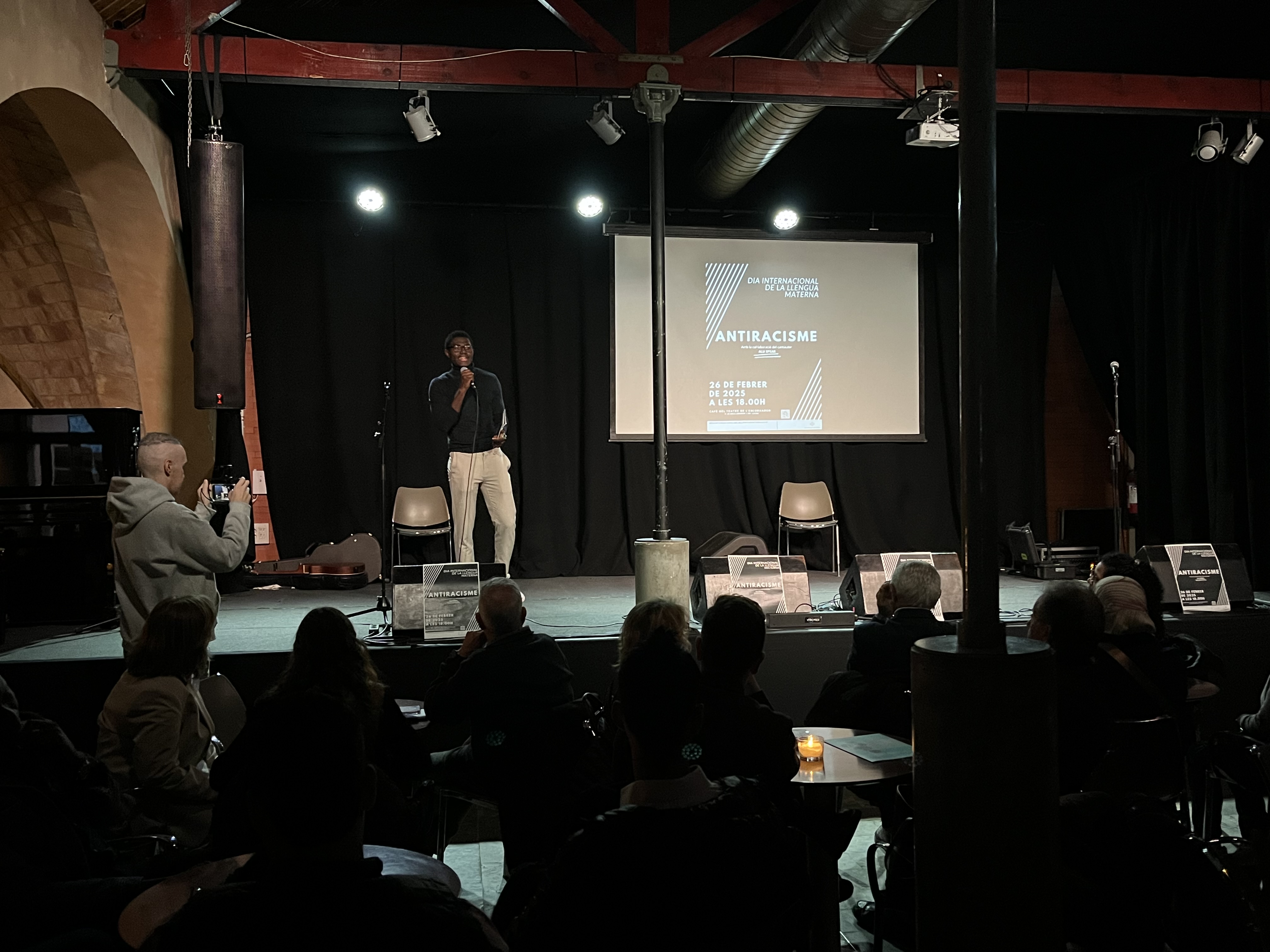 L’acte de commemoració del Dia internacional de la Llengua Materna ha comptat amb la col·laboració del cantautor Alu Spear