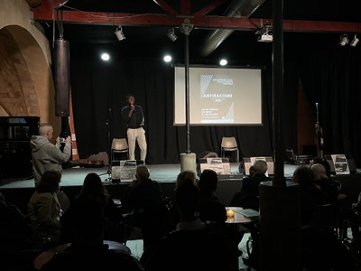 L’acte de commemoració del Dia internacional de la Llengua Materna ha comptat amb la col·laboració del cantautor Alu Spear.