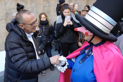 L'alcalde, Miquel Pueyo, ha participat a la tupinada del Dijous Gras.