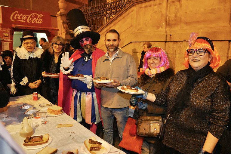 Posteriorment, la comitiva s'ha desplaçat fins a la plaça Catedral per celebrar la Tupinada Popular i Pastís de Carnaval, que ha estat acompanyada del regidor de Festes, Xavi Blanco