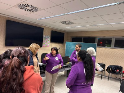 La coordinadora dels Punts Lila/Rainbow explica la dinàmica de treball als i les agents del dispositiu.