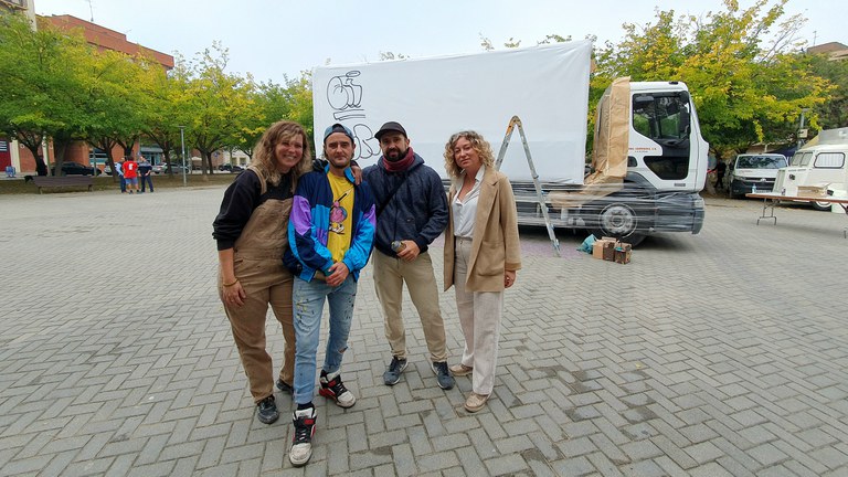 La regidora de Cultura, Pilar Bosch, la directora del festival, Lily Brick, i dos dels grafiters que han participat avui al "Show Truck"