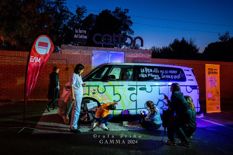 Ahir a la Sala Cotton alumnes de l'EAM i d'ILERNA van pintar un vehicle