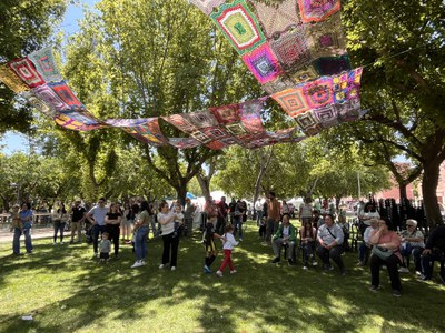 Públic assistent al concert "Folkids" de Pep López i Sopars de Duro, als Jardins 1r de Maig.