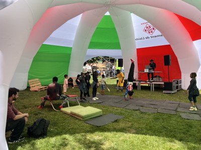 Taller de circ amb acompanyament musical, als Jardins 1r de Maig.