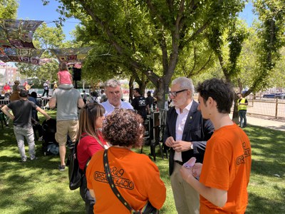 L'alcalde, Fèlix Larrosa, conversa amb membres de l'organització del festival.